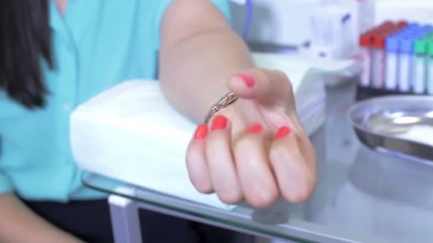 Mujer repetir apretando la mano antes de extraer sangre — Vídeos de Stock