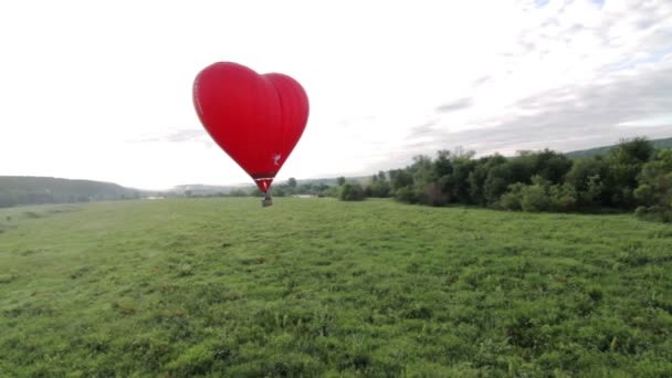 Luftaufnahme des roten Heißluftballons — Stockvideo