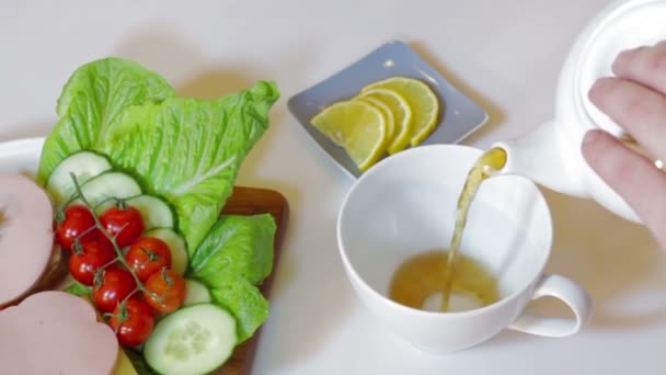 Tetera verter el té en la taza — Vídeos de Stock