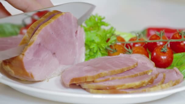 Couper les tranches de jambon à bord — Video