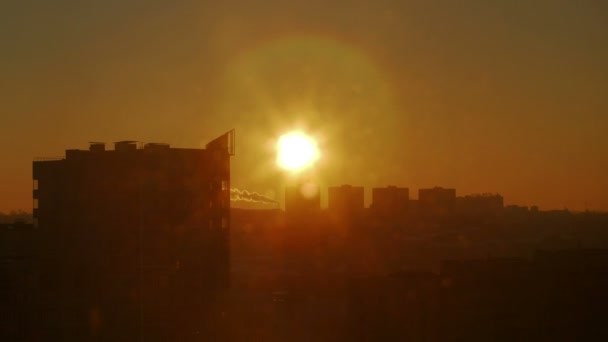 Pohled na město při východu slunce — Stock video