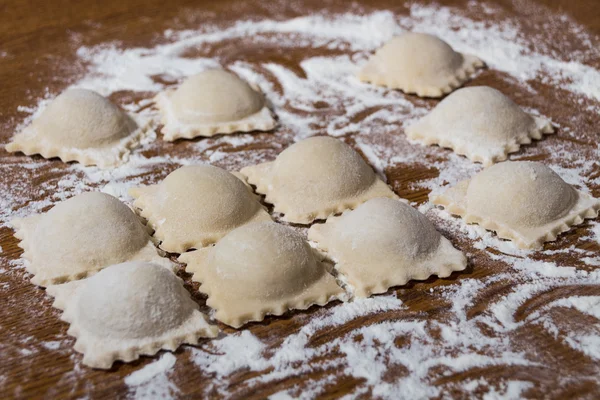 Bir masa üzerine ham mantı — Stok fotoğraf