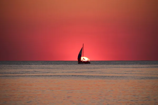 gün batımında yat