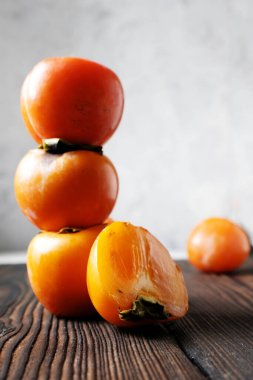 Hafif arka plan ve ahşap masa üzerinde hurma piramidi. Sağlıklı gıda konsepti, ön görüş. Dikey bileşim