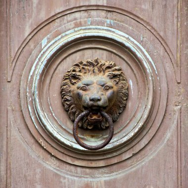 Eski tokmağı - bir aslan başı demirle ağzına halka.