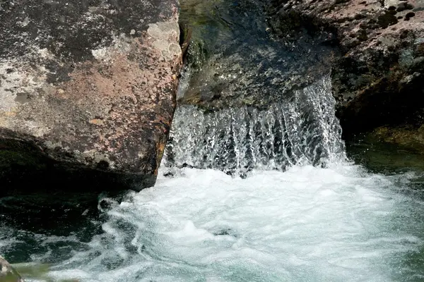 Şelale taşlar ve köpük
