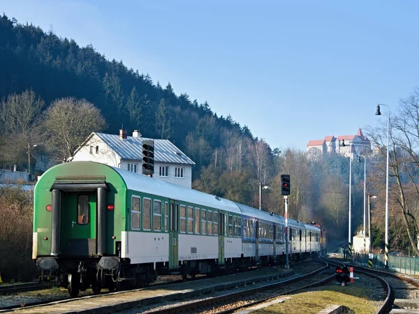 Träna under slottet — Stockfoto