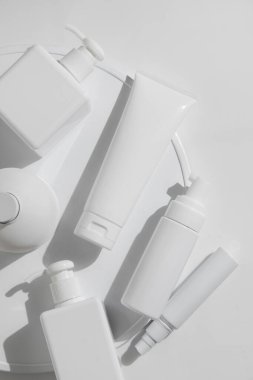 Güzellik tedavisinde tıbbi cilt kremi serumu sahte şişe ambalajlama ürünü beyaz dekor üzerine sağlık ilaçlarında 