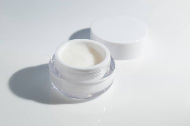 güzellik modası makyaj şişesi losyonu krem ürün cilt sağlık konsepti arka planda