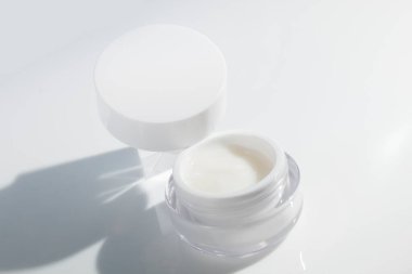 güzellik modası makyaj şişesi losyonu krem ürün cilt sağlık konsepti arka planda