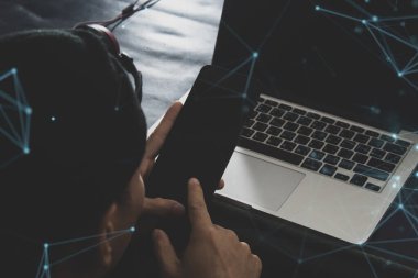 Çevrimiçi ticaret ağı teknolojisi interneti için akıllı telefon aygıtı üzerinde iş adamı eli parmağı dokunuşu; mobil uygulama