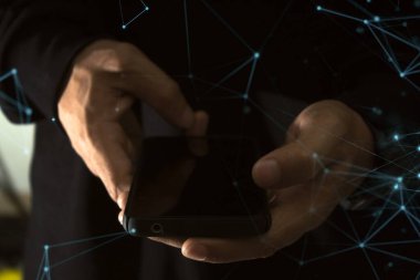 Çevrimiçi ticaret ağı teknolojisi interneti için akıllı telefon aygıtı üzerinde iş adamı eli parmağı dokunuşu; mobil uygulama