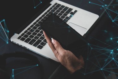 Çevrimiçi ticaret ağı teknolojisi interneti için akıllı telefon aygıtı üzerinde iş adamı eli parmağı dokunuşu; mobil uygulama