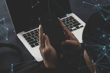 Çevrimiçi ticaret ağı teknolojisi interneti için akıllı telefon aygıtı üzerinde iş adamı eli parmağı dokunuşu; mobil uygulama