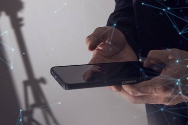 Çevrimiçi ticaret ağı teknolojisi interneti için akıllı telefon aygıtı üzerinde iş adamı eli parmağı dokunuşu; mobil uygulama