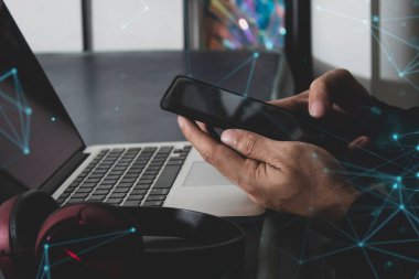 Çevrimiçi ticaret ağı teknolojisi interneti için akıllı telefon aygıtı üzerinde iş adamı eli parmağı dokunuşu; mobil uygulama