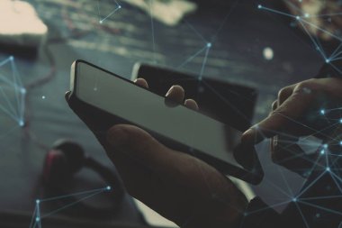 Çevrimiçi ticaret ağı teknolojisi interneti için akıllı telefon aygıtı üzerinde iş adamı eli parmağı dokunuşu; mobil uygulama