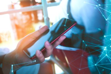 kız parmak dokunuşu ekrandaki akıllı telefon cihazı ağ teknolojisini bağlamak için, para dolar çevrimiçi ticaret grafiği için