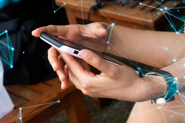 çevrimiçi ticaret ağı teknolojisi internet ve mobil uygulama için ekrandaki akıllı telefon aygıtına kadın eli değmesi