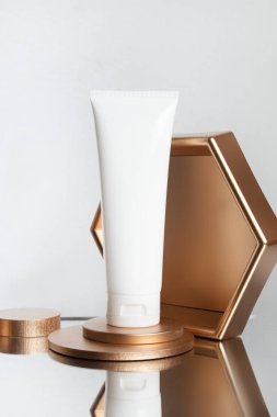 güzellik moda kozmetik makyaj ve altın desenli vitrin, arka planda cilt bakımı konsepti olan krem ürünleri için.