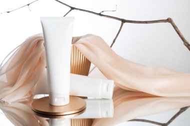 güzellik modası makyaj şişesi losyonu krem ürün cilt sağlık konsepti arka planda