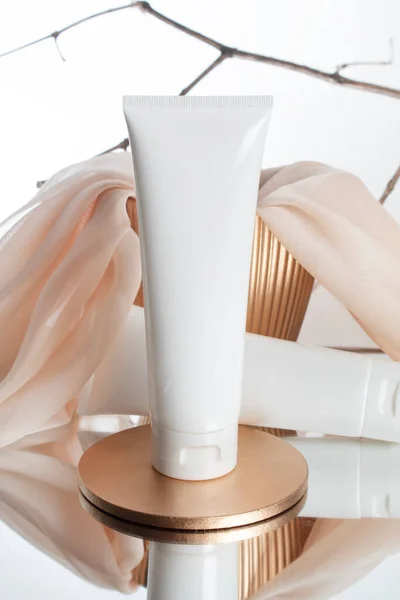 美容美发化妆品瓶乳霜产品 背景为护肤保健理念 — 图库照片