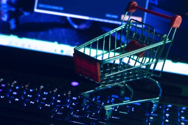 laptop klavye bilgisayarının dijital teknolojisi, ağ ai veri bilgileri, internet gizliliğinin güvenliği, online alışveriş arabası