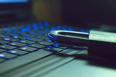 laptop klavye bilgisayarının dijital teknolojisi, ağ ai veri bilgileri, internet gizliliğinin güvenlik kilidi