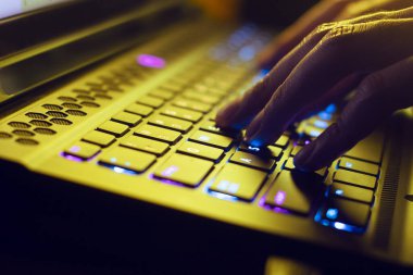 laptop klavye bilgisayarının dijital teknolojisi, ağ ai veri bilgileri, internet gizliliğinin güvenliği