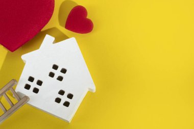 Bayram bayramında ev dekorasyonlu kırmızı kalbi seviyorum Sevgililer Günü 'nü selamlıyorum 