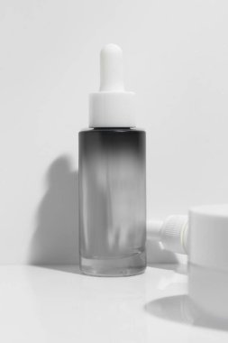 Güzellik modası makyaj şişesi serum düşürücü ürün cilt sağlığı konsepti arka planda