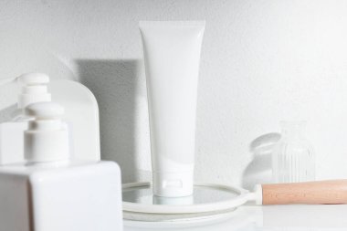 güzellik modası makyaj şişesi losyonu krem ürün cilt sağlık konsepti arka planda