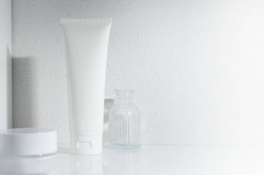 güzellik modası makyaj şişesi losyonu krem ürün cilt sağlık konsepti arka planda