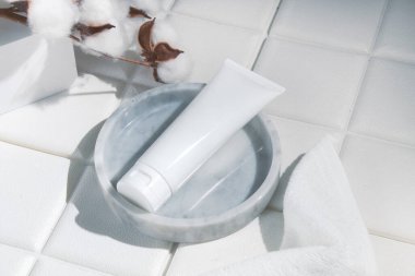 Güzellik modası makyaj malzemesi losyon kremi. Arka planda cilt bakımı konsepti olan krem.