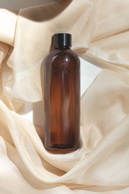 Güzellik modasının maketi makyaj şişesi serumu düşürücü ürün ve arka planda cilt sağlığı konsepti