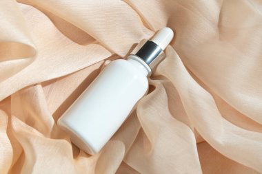 Güzellik modasının maketi makyaj şişesi serumu düşürücü ürün ve arka planda cilt sağlığı konsepti