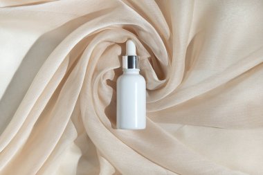 Güzellik modasının maketi makyaj şişesi serumu düşürücü ürün ve arka planda cilt sağlığı konsepti