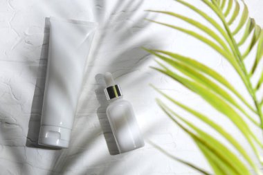 Arka planda cilt bakımı konsepti olan güzellik modası makyaj şişesi losyonu ürünü.