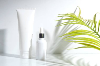 Arka planda cilt bakımı konsepti olan güzellik modası makyaj şişesi losyonu ürünü.