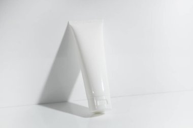 Arka planda cilt bakımı konsepti olan güzellik modası makyaj şişesi losyonu ürünü.