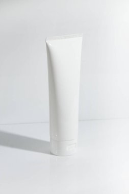 Arka planda cilt bakımı konsepti olan güzellik modası makyaj şişesi losyonu ürünü.