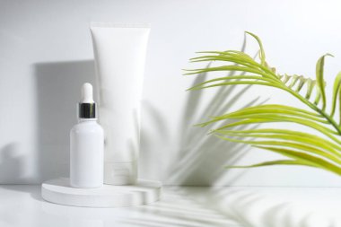 Arka planda cilt bakımı konsepti olan güzellik modası makyaj şişesi losyonu ürünü.