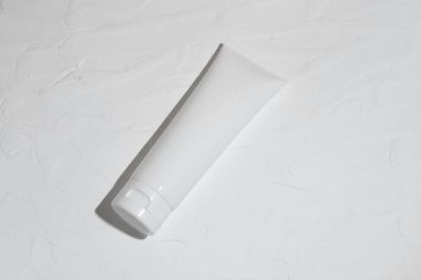 Arka planda cilt bakımı konsepti olan güzellik modası makyaj şişesi losyonu ürünü.