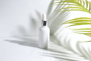 Arka planda cilt bakımı konsepti olan güzellik modası makyaj şişesi losyonu ürünü.