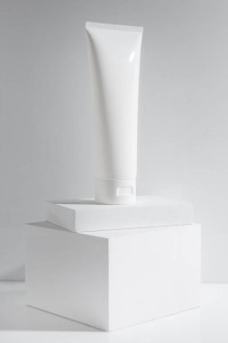 Arka planda cilt bakımı konsepti olan güzellik modası makyaj şişesi losyonu ürünü.