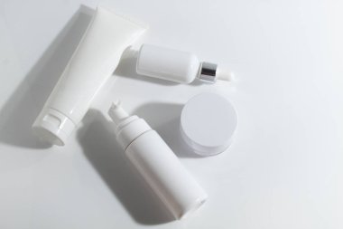 Arka planda cilt bakımı konsepti olan güzellik modası makyaj şişesi losyonu ürünü.