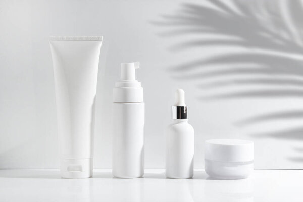 макет косметической моды косметический лосьон бутылки косметического макияжа продукт с концепцией здравоохранения по уходу за кожей на фоне пальмовых листьев