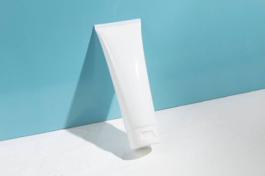 Arka planda cilt bakımı konsepti olan güzellik modası makyaj şişesi losyonu ürünü.