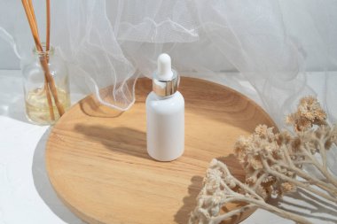 Arka planda cilt bakımı konsepti olan güzellik modası makyaj şişesi losyonu ürünü.