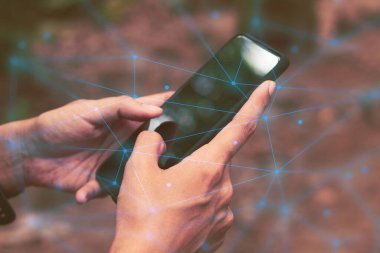 Dijital teknoloji için akıllı telefon kullanan iş kızı sosyal ağ interneti ev ofisinde çevrimiçi